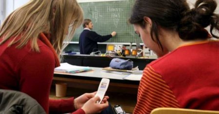 De ce nu vor confisca profesorii telefoanele mobile ale elevilor. Explicatiile unui parinte: E complicat