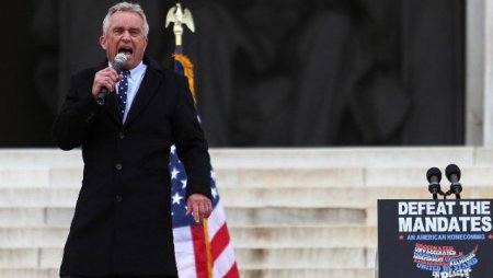 Robert F. Kennedy Jr. a anuntat ca renunta la candidatura si il va sustine pe Donald Trump