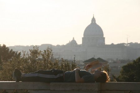 Un hot a fost prins in timpul unei spargeri la Roma, dupa ce s-a oprit sa citeasca o carte din mitologia greaca