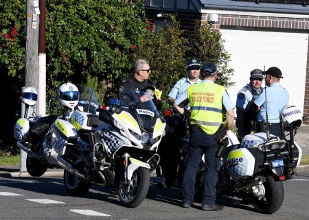 Patru persoane, inclusiv un politist, au fost ranite intr-un atac cu cutitul la Sydney