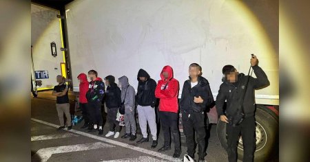 12 migranti, prinsi de politistii de frontiera cand incercau sa iasa ilegal din Romania in tiruri care transportau fructe congelate