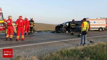 A fost activat Planul Rosu pe <span style='background:#EDF514'>DRUMUL MORTI</span>i. Accident intre doua masini si un microbuz. Sunt doi morti si opt raniti