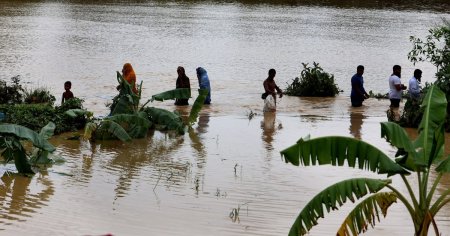 Milioane de sinistrati in <span style='background:#EDF514'>BANG</span>ladesh, dupa cele mai mari inundatii din istoria recenta. Locuitorii dintr-un oras aflat sub ape acuza India