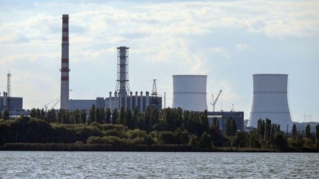 Rafael <span style='background:#EDF514'>GROSS</span>i inspecteaza centrala nucleara de la Kursk. Reactoarele sunt de acelasi tip ca cele de la Cernobil, fara dom de protectie