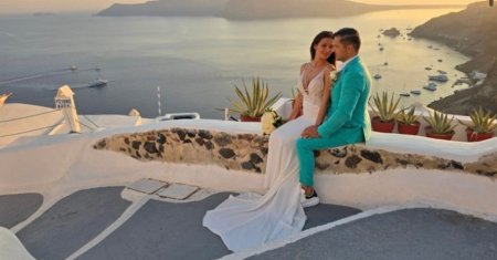 Primele poze cu Liviu <span style='background:#EDF514'>VARCIU</span> si Anda la cununia de vis din Santorini! Au fost doar ei si nasii!