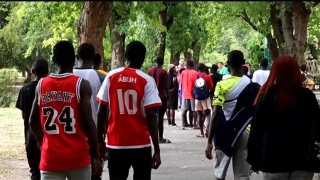 Zeci de fotbalisti din Kenya au primit cadou o excursie la Brasov. Imagini inedite