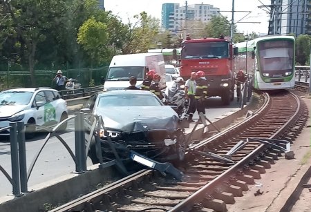 Un sofer a blocat tramvaiul 41 din Bucuresti timp de o ora. STB: Au suferit 30.000 de calatori, il dam in judecata