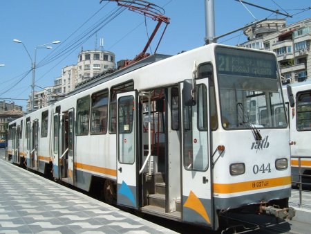 Barbat injunghiat in statia Sportului de pe linia tramvaiului 21 din Bucuresti