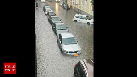 Furtuna puternica in Cluj-Napoca. Strazi si subsoluri inundate. Pompierii intervin in mai multe zone. FOTO