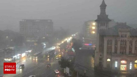 Furtuna violenta la Iasi. Copaci cazuti, strazi inundate si masini avariate | FOTO & VIDEO