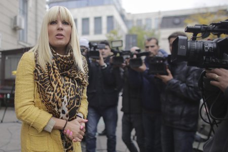 Cum a invatat <span style='background:#EDF514'>ELENA UDREA</span> ca recompensa este optionala in puscarie: Se acorda detinutilor care au o buna conduita si au dovedit staruinta in munca