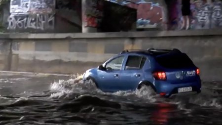 Strazi inundate si copaci rupti in mai multe orase, dupa ploile torentiale: Soferii au ramas blocati in trafic dupa o rupere de nori