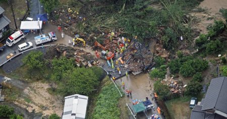 <span style='background:#EDF514'>ALUNECARE DE TEREN</span> in Japonia. Patru oameni au fost dati disparuti in urma taifunului care a lovit o regiune nipona