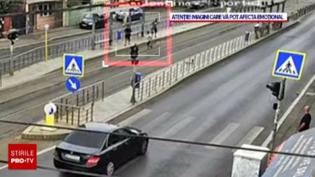 Momentul in care barbatul din Bucuresti a fost injunghiat de <span style='background:#EDF514'>DOI ADOLESCENTI</span>, intr-o statie de tramvai. VIDEO