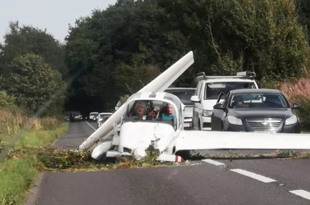 Pilotul si pasagerul unui <span style='background:#EDF514'>AVION DE MICI DIMENSIUNI</span> au supravietuit, dupa ce aeronava s-a prabusit pe un drum aglomerat din Anglia