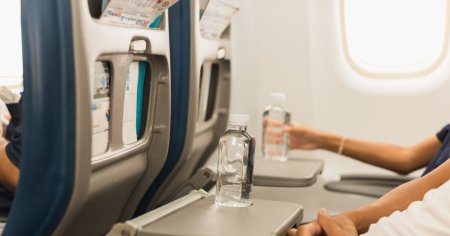 Motivul pentru care angajatii Ryanair nu ii lasa pe turisti sa mai ia apa in avion: Isi umplu sticlele cu <span style='background:#EDF514'>VODCA</span>