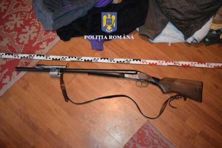 Arma de vanatoare furata de 11 ani, gasita acasa la un barbat din Caras-Severin