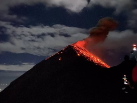 <span style='background:#EDF514'>ERUPTIA VULCANULUI DIN ISLANDA</span> ar putea produce o catastrofa ecologica. Un complex spa, evacuat