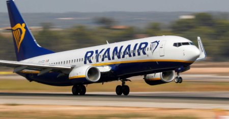 De ce angajatii Ryanair nu ii lasa pe turisti sa mai ia apa in avion. Motivul te va surprinde