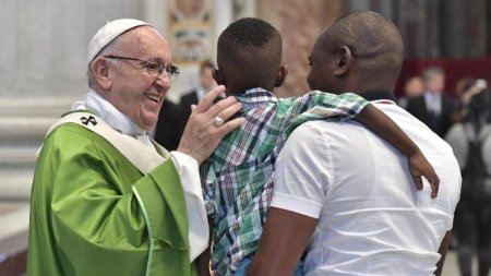 Papa Francisc: Marile si deserturile sa nu devina cimitire ale migrantilor!