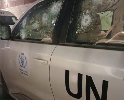 Un vehicul umanitar al ONU, lovit de tiruri israeliene in Gaza. Oamenii de la bord au fost salvati de blindaj