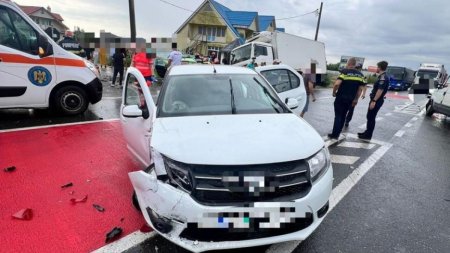 <span style='background:#EDF514'>ACCIDENT IN LANT</span> cu 4 masini, inclusiv o autospeciala a Politiei: 9 raniti, dintre care 5 politisti