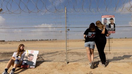 FOTO. Rudele ostaticilor israelieni au vrut sa intre cu forta in Fasia Gaza. I-au strigat prin megafoane, sperand ca ii vor auzi