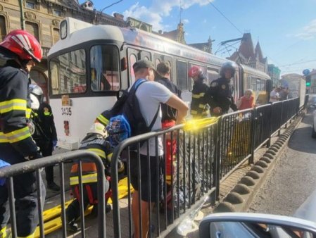 Un tramvai din Timisoara a lovit o femeie. Victima a ramasa prinsa sub vehicul