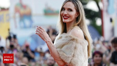 Angelina Jolie, absolut ravisanta pe covorul rosu, la Festivalul de Film de la Venetia. GALERIE FOTO