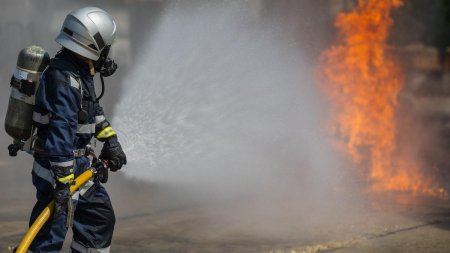 Incendiu puternic in Valcea. O persoana a fost gasita carbonizata, iar pompierii cauta alti doi oameni care s-ar fi aflat in casa