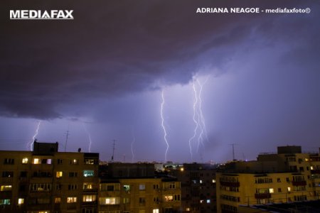 Vreme extrema in Bucuresti: de la ploi si descarcari electrice la caldura