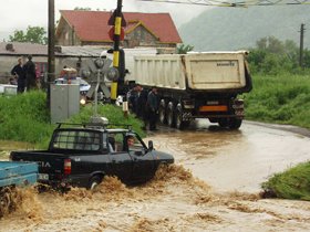 Un parau a iesit din matca in judetul Tulcea. Doua masini, blocate pe un drum national