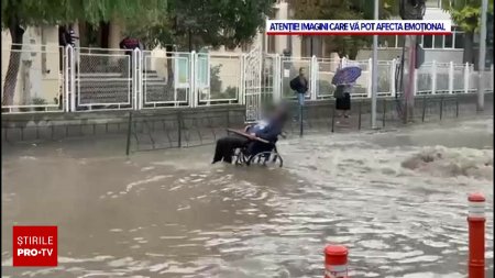 Final de vara cu vreme extrema pe litoral. Imagini dramatice cu un barbat in scaun de rotile prins de suvoaie