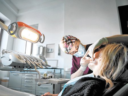 Magnetul din sanatate: stomatologia Romania are peste 21.000 de dentisti, cu 50% mai mult intr-un deceniu. Numarul de medici stomatologi a avut un <span style='background:#EDF514'>BOOM</span> dupa anul 2016