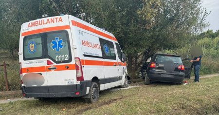 Ambulanta aflata in misiune, izbita de un autoturism pe DN 25. Patru persoane sunt ranite