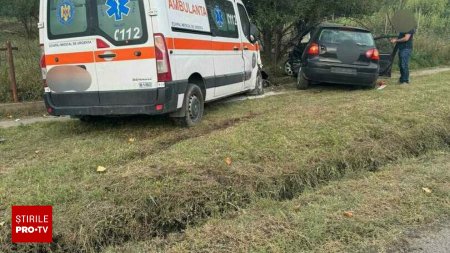 Patru persoane au fost ranite dupa ce un autoturism a lovit o ambulanta aflata in misiune, in Galati