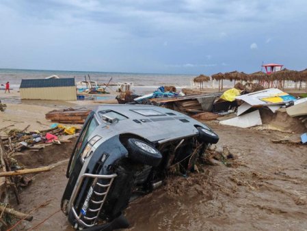 Furtuna face ravagii in Constanta. Plaja din Vama Veche, rupta de intemperii