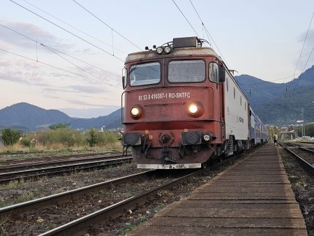 Un conductor de tren trimis la mutat vagoane dupa ce a spus calatorilor ca pe locurile rezervate se afla sefa din minister