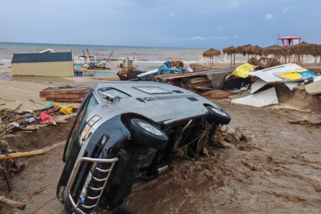 Haos pe litoral. Viitura a facut prapad in sudul tarii: Am reusit sa salvez o masina in care dormea un om aproape luat de ape