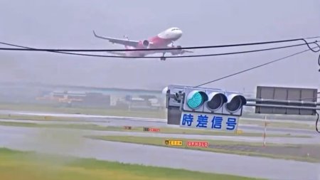 Momentul in care avioanele rateaza aterizarea pe un aeroport din Japonia, din cauza furtunii Shanshan, cea mai puternica din 1977