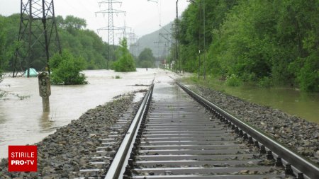 Furtuna face prapad pe litoral. Circulatia feroviara este afectata de viituri pe linia CF Constanta - Mangalia