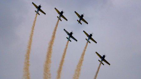 Cele mai spectaculoase imagini de la BIAS. Peste 150 de piloti si parasutisti din 13 state au facut show pe cerul din Bucuresti