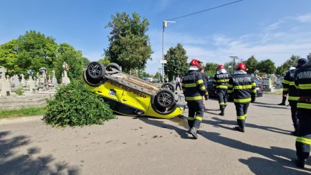 Accident in cimitir, la Iasi, unde un taxi a fost lovit de un BMW si s-a rasturnat