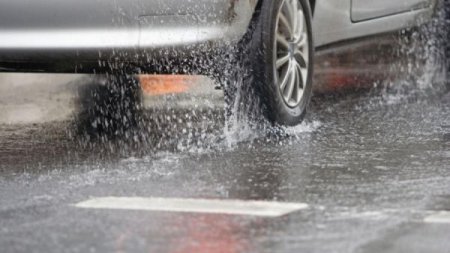 Ploua torential pe Autostrada Soarelui. Soferii, sfatuiti sa circule cu prudenta