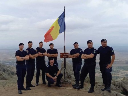 Drapelul Romaniei, arborat de jandarmi pe cel mai inalt varf din Muntii Macinului