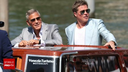 Cum si-au facut aparitia Brad Pitt si George Clooney Festivalul de Film de la Venetia. Cei doi isi promoveaza noul lungmetraj