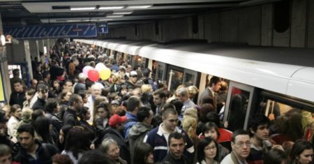 Haos la metrou. O statie a fost inchisa dupa ce a avut loc o tentativa de <span style='background:#EDF514'>SUICI</span>d. Se circula in sistem pendula pe mai multe tronsoane