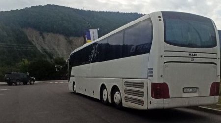 Soferul unui autocar cu 50 de turisti a fost recrutat cu forta de armata ucraineana, intr-o pauza la o benzinarie