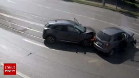 O soferita a fortat trecerea intr-o intersectie si a izbit in plin un autoturism, care a luat foc, in Iasi. VIDEO