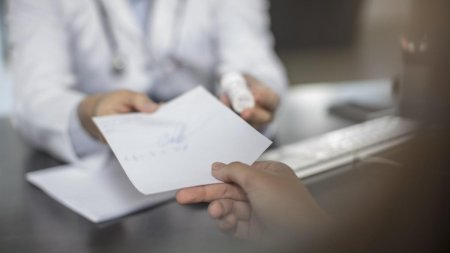 Plafonul pensiei pana la care se acorda medicamente compensate cu 90% creste la 2.020 lei. Anuntul CNAS